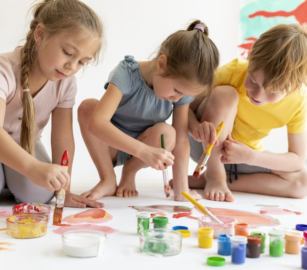 full-shot-friends-painting-together_Easy-Resize.com full-shot-friends-painting-together_Easy-Resize.com